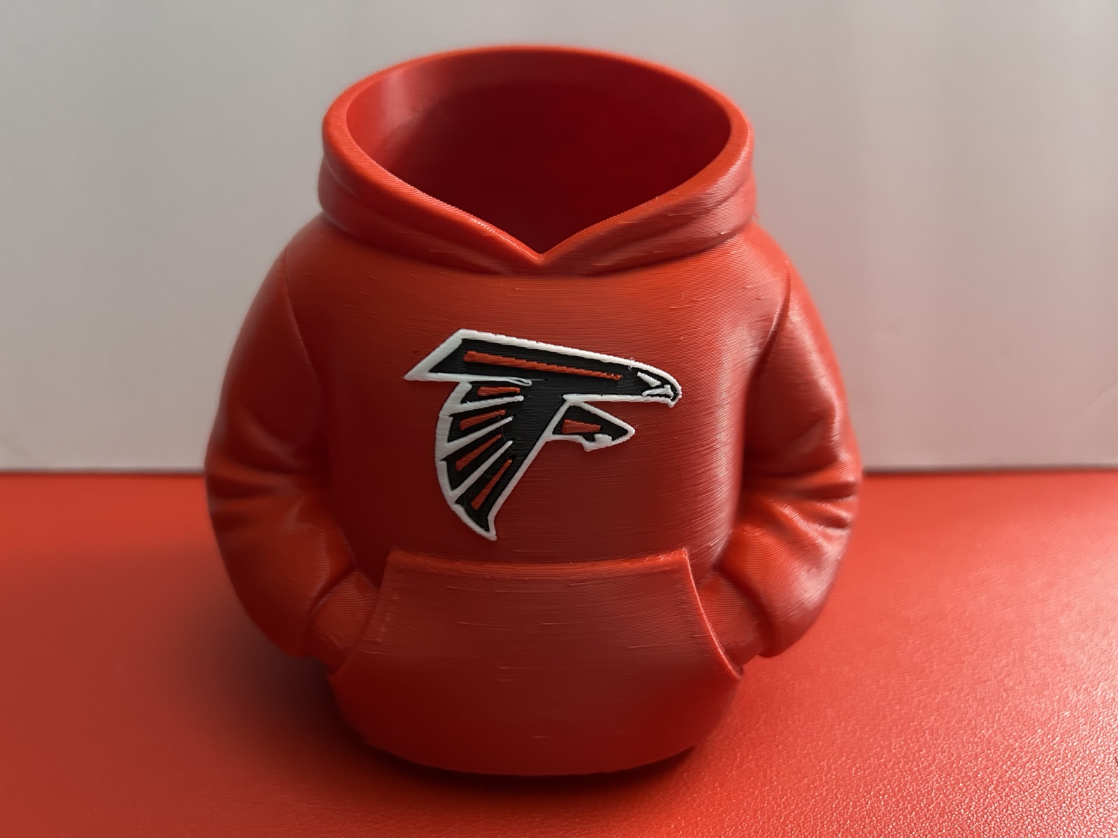 Red hoodie can cooler with a three-colour bird mark